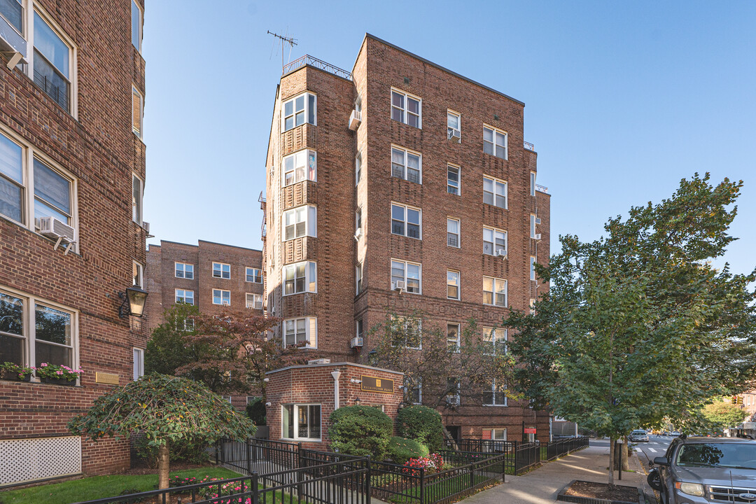 Washington Plaza in Jackson Heights, NY - Building Photo