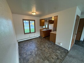 216 N Flower St in Anchorage, AK - Foto de edificio - Building Photo