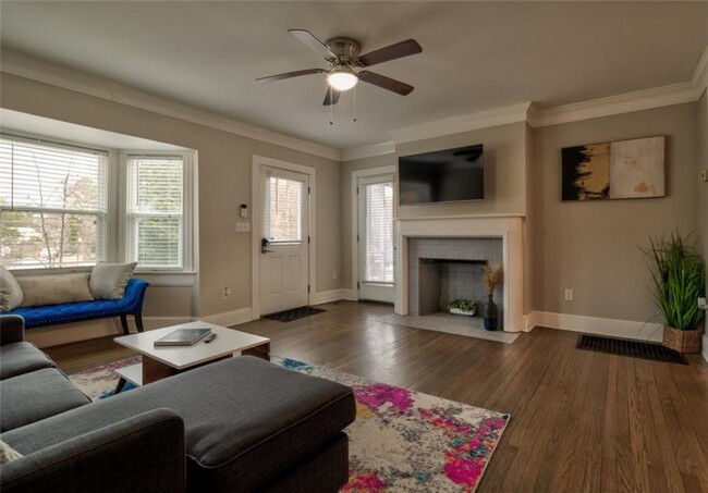 1074 Jefferson Ave in East Point, GA - Foto de edificio - Building Photo