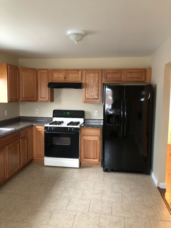 563 E Guthrie Ave in Madison Heights, MI - Building Photo - Building Photo