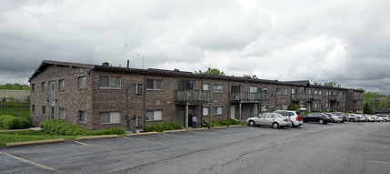 Oakbrook Gardens in St. Louis, MO - Building Photo - Building Photo