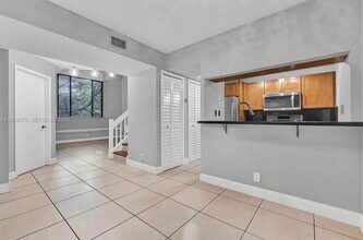 15575 Miami Lakeway N, Unit 305 in Miami Lakes, FL - Building Photo - Building Photo