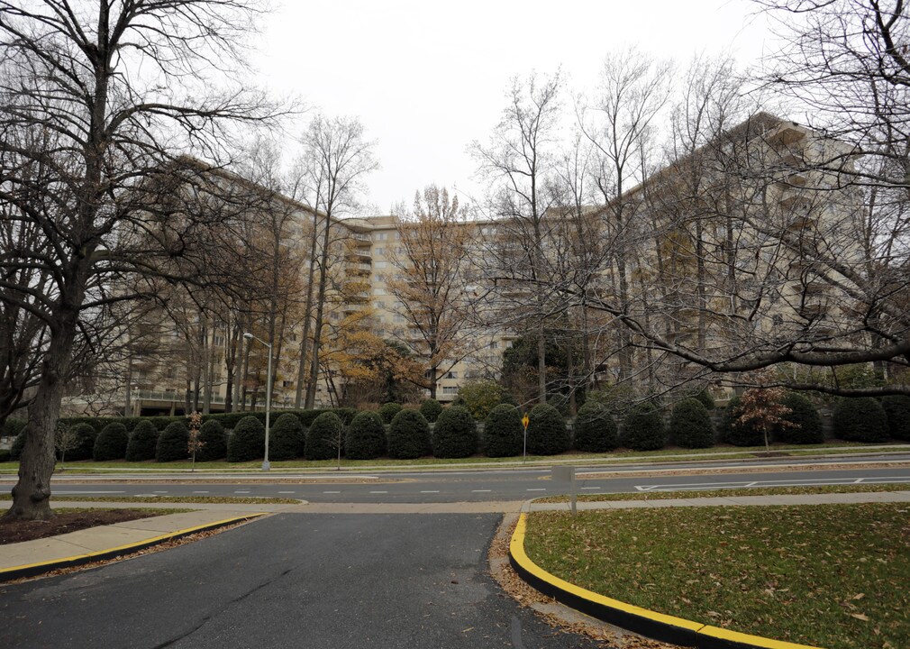 The Colonnade in Washington, DC - Building Photo