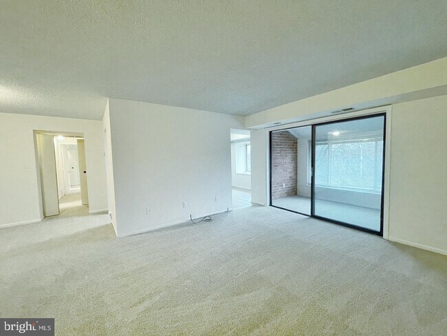 10204 Bushman Dr-Unit -324 in Oakton, VA - Foto de edificio - Building Photo
