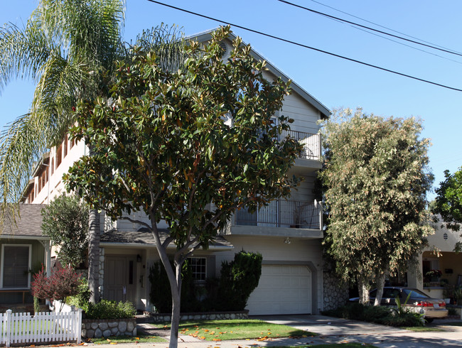 1075 Newport Ave in Long Beach, CA - Building Photo - Building Photo