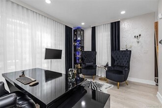 27 Circle Dr in Roslyn Heights, NY - Building Photo - Building Photo