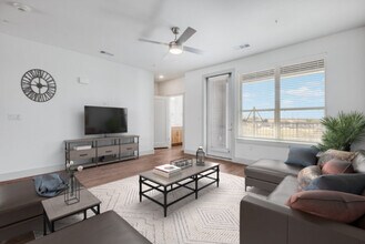 Victoria Row in Dallas, TX - Foto de edificio - Building Photo