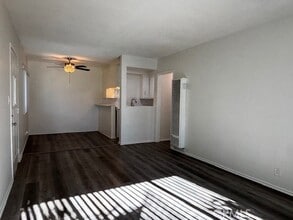 12437 Harris Ave, Unit 11 in Lynwood, CA - Foto de edificio - Building Photo