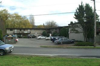 Executive Apartments in Sumner, WA - Building Photo - Building Photo