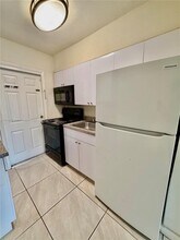 2571 NW 13th Ct in Fort Lauderdale, FL - Building Photo - Building Photo