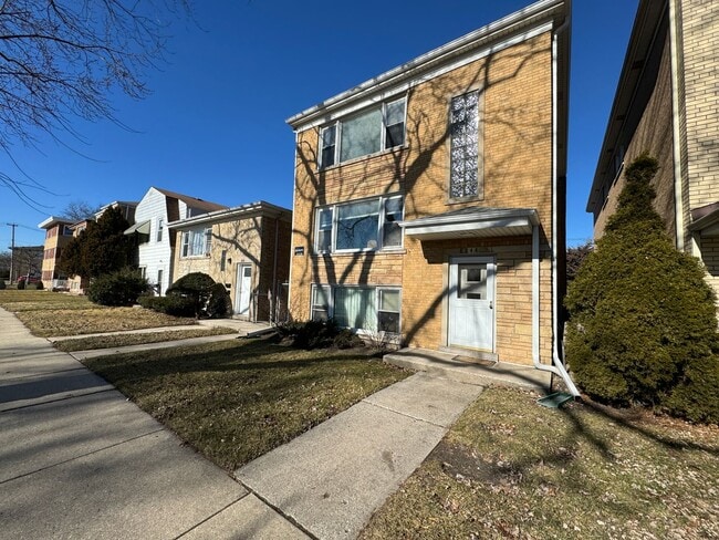 8244 W Forest Preserve Ave in Chicago, IL - Building Photo - Building Photo