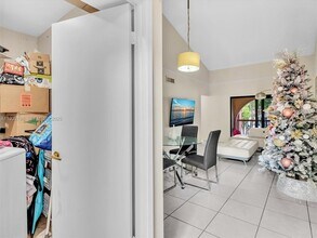 10241 NW 9th St Cir in Miami, FL - Building Photo - Building Photo