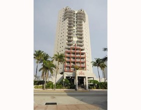 The Sterling in Miami Beach, FL - Building Photo - Building Photo