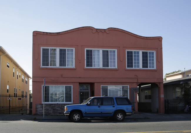 5353 Bancroft Ave in Oakland, CA - Foto de edificio - Building Photo