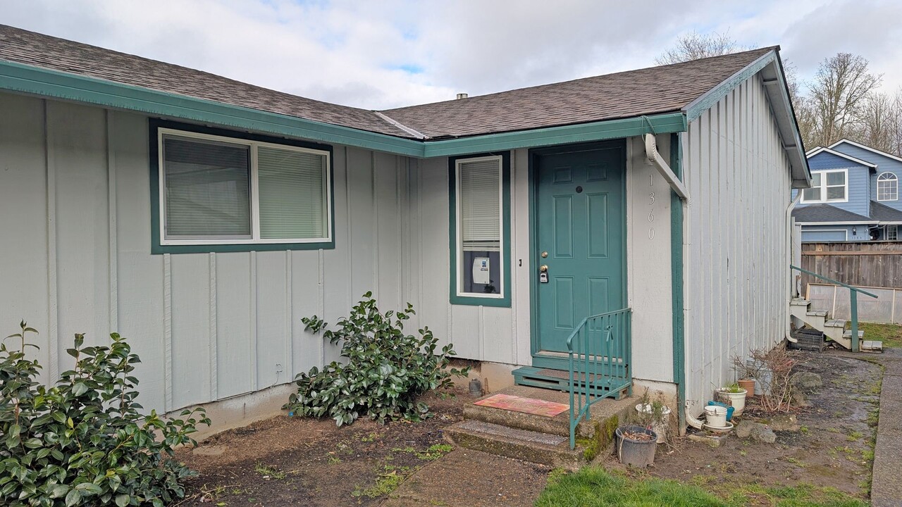 1360 S Ivy St in Cornelius, OR - Building Photo