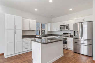 8127 223rd Pl SW in Edmonds, WA - Foto de edificio - Building Photo