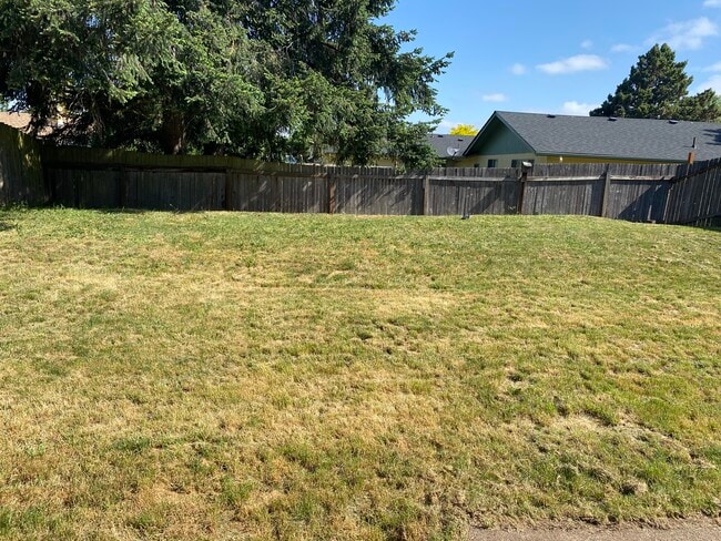 4565 Liberty Street in Eugene, OR - Foto de edificio - Building Photo