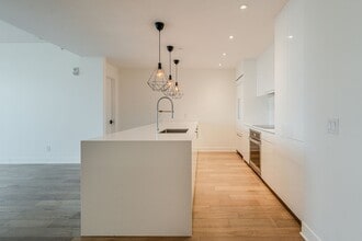 1010 Rue de la Commune E in Montréal, QC - Building Photo - Building Photo