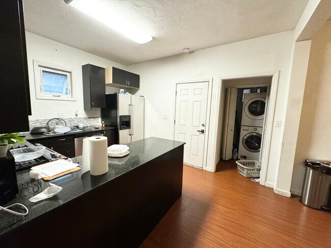 93A Hillside St, Unit 1 in Boston, MA - Foto de edificio - Building Photo