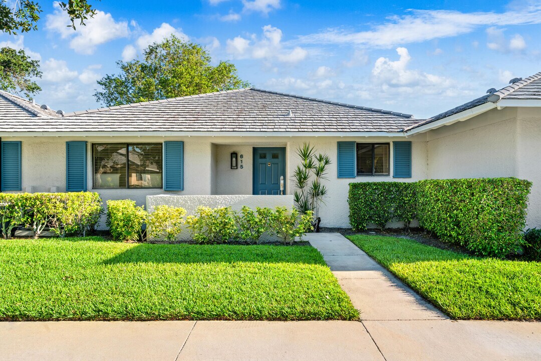 615 Club Dr in Palm Beach Gardens, FL - Building Photo