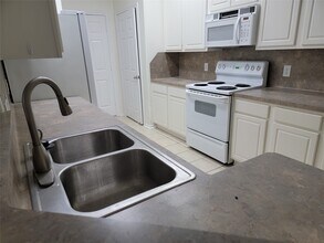 424 Folk Crest Ln in Dickinson, TX - Building Photo - Building Photo