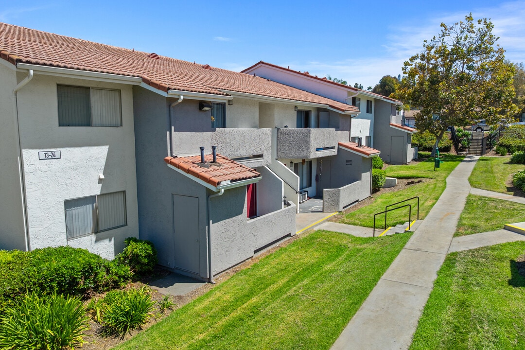 Las Ventanas Apartments in Vista, CA - Foto de edificio