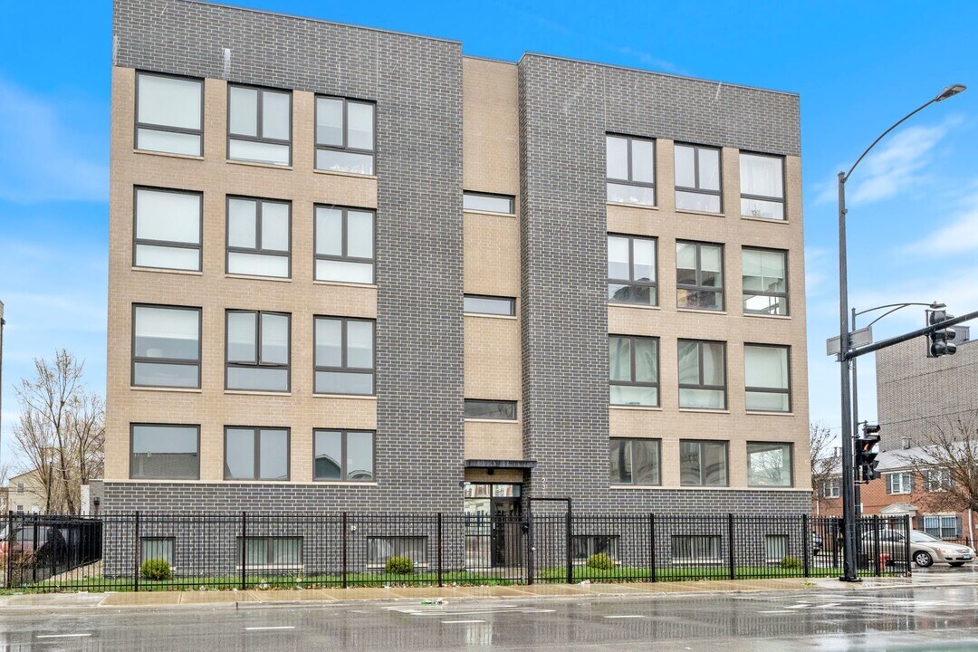 2304 W Jackson Blvd in Chicago, IL - Building Photo