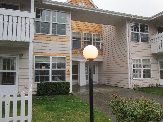 Cascade Park Apartments in North Bend, WA - Building Photo - Building Photo