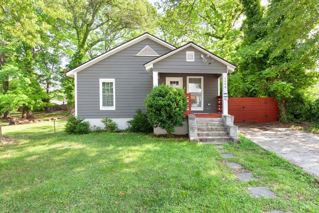 1408 Gus Thornhill Jr Dr in East Point, GA - Building Photo