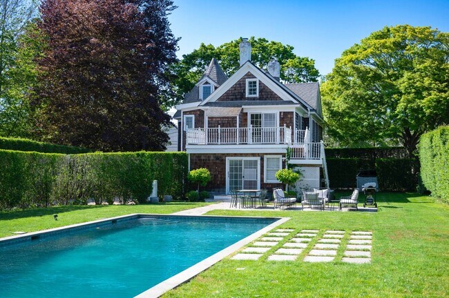 82 Powell Ave in Southampton, NY - Building Photo - Building Photo