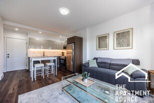 1555 W Hollywood Ave in Chicago, IL - Building Photo