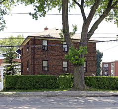 2711 Lake Shore Blvd in Toronto, ON - Building Photo - Building Photo