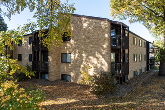 Greving Apartments in Fargo, ND - Building Photo - Building Photo