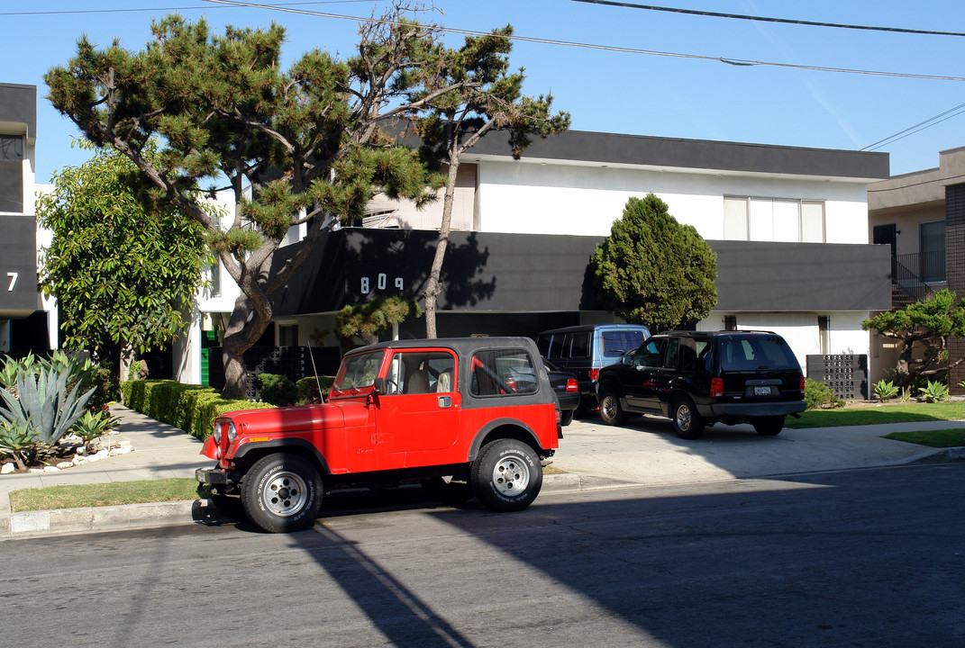 809 Edgewood St in Inglewood, CA - Building Photo