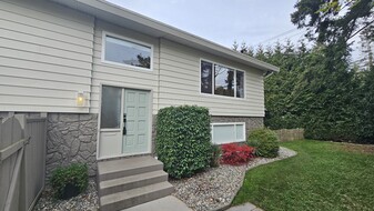 1587 Stayte Rd in White Rock, BC - Building Photo