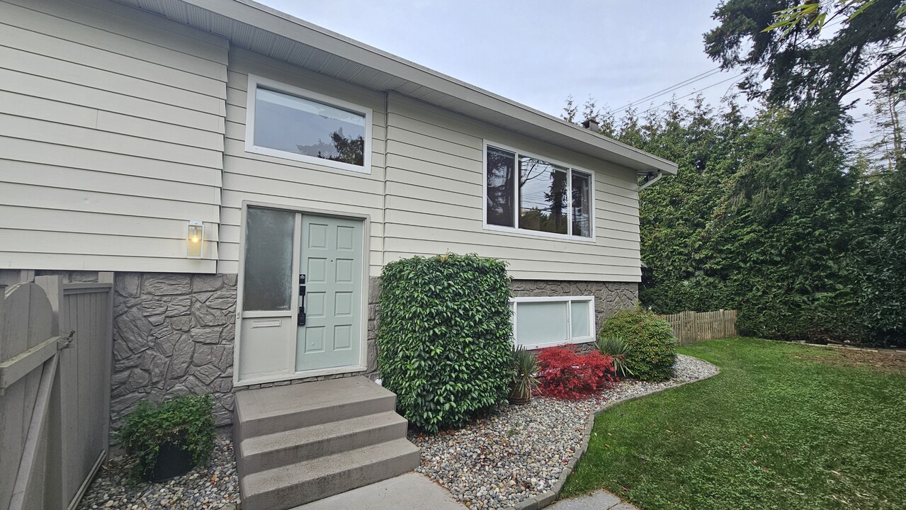 1587 Stayte Rd in White Rock, BC - Building Photo