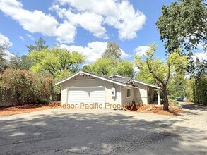 1011 Howard Hls Rd in Lafayette, CA - Building Photo - Building Photo