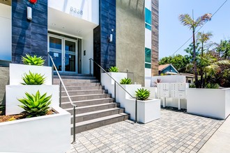 MODERNO Apartments East in North Hollywood, CA - Foto de edificio - Building Photo