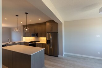 253 Creekside Dr SW in Calgary, AB - Building Photo - Building Photo