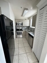 8177 NW 8th St in Miami, FL - Foto de edificio - Building Photo