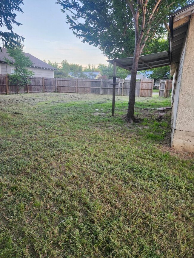 209 W Park St in Sulphur Springs, TX - Building Photo - Building Photo