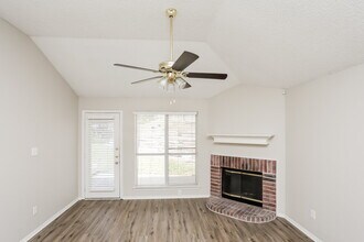 7112 Woodhinge Dr in Benbrook, TX - Foto de edificio - Building Photo