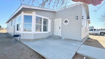 6781 Rancho Rd in Phelan, CA - Building Photo