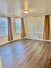 1007 W Main St, Unit #2 in Centralia, WA - Building Photo - Building Photo