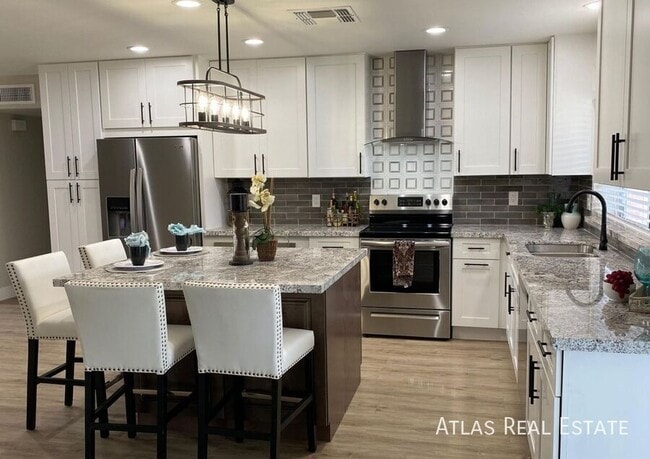 property at 1808 W Summit Pl