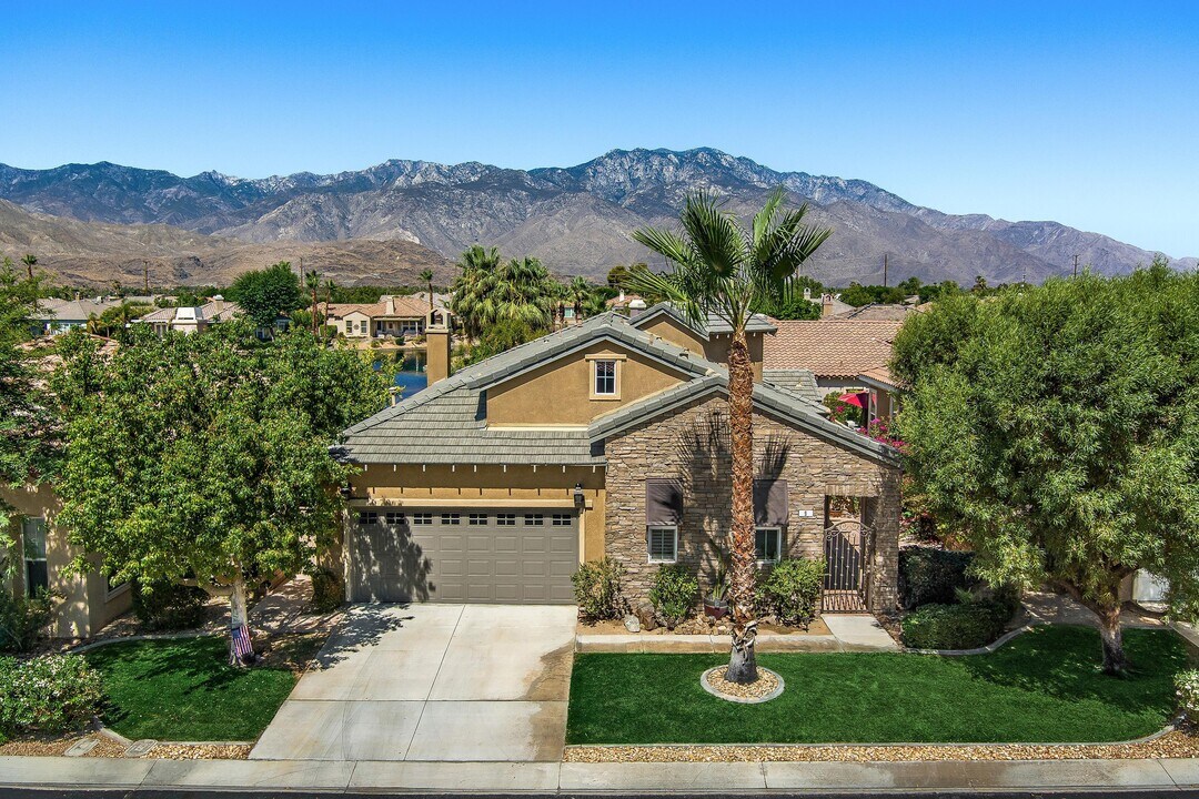 9 Shoreline Dr in Rancho Mirage, CA - Building Photo