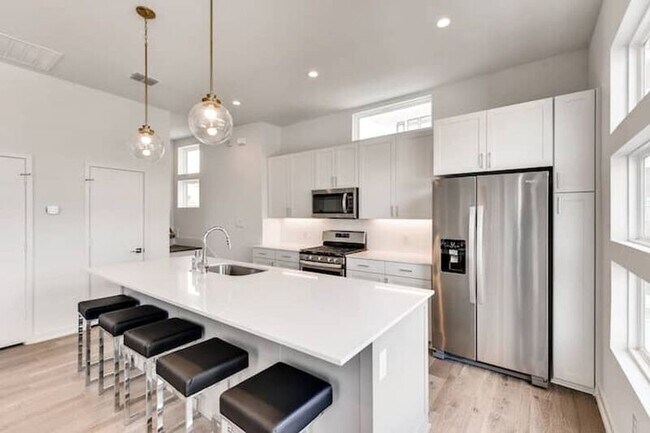 property at 2528 N Fitzhugh Ave