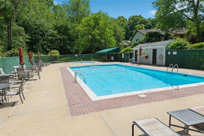 7 Village Ln in Woodbury, NY - Building Photo - Building Photo