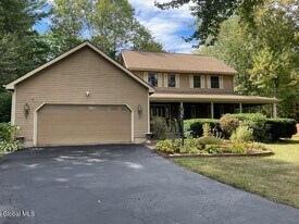 8 Timberwick Dr in Clifton Park, NY - Building Photo