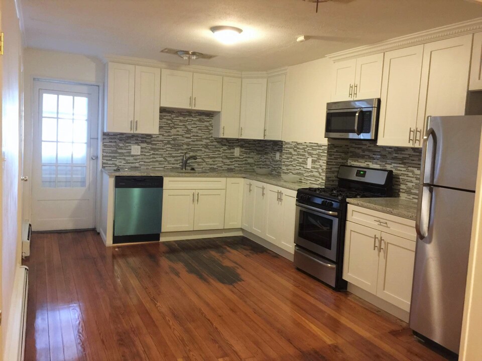 72 Frankfort St in Boston, MA - Building Photo